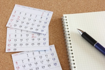 カレンダーとノートとペン